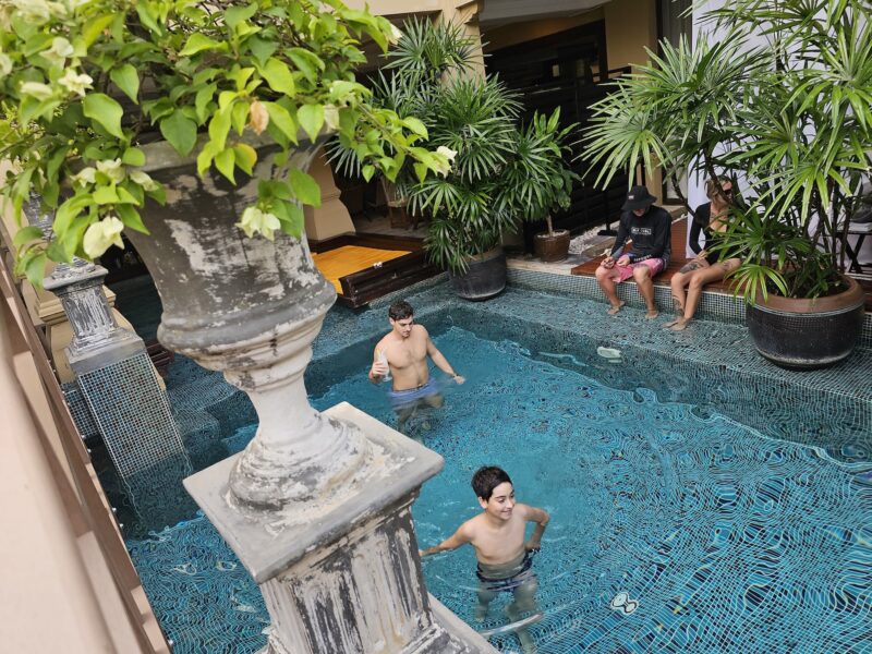 Burasari Phuket הוא בוטיק־ריזורט מול חוף פטונג